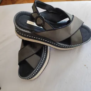 Zara sandale sa platformom
