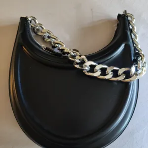 Zara crna tašna sa lancem