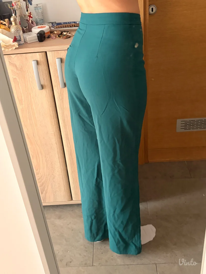 Zelene Bershka pantalone, odlične za posao