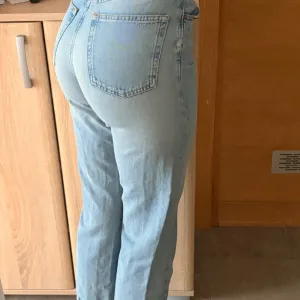 Svetle farmerke sa širim nogavicama