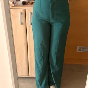 Zelene Bershka pantalone, odlične za posao