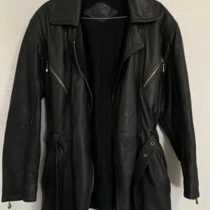 Ženska jakna od jagnjeće kože