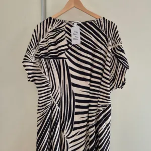 H&M zebra haljina | L