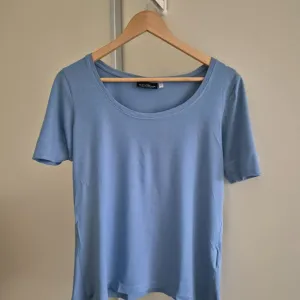 C&A plava majica | M