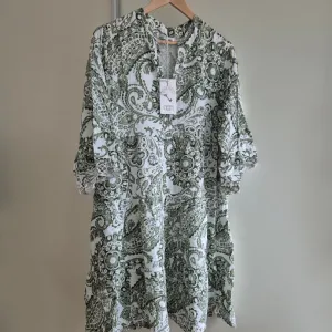 Viskozna floralna haljina | UNI