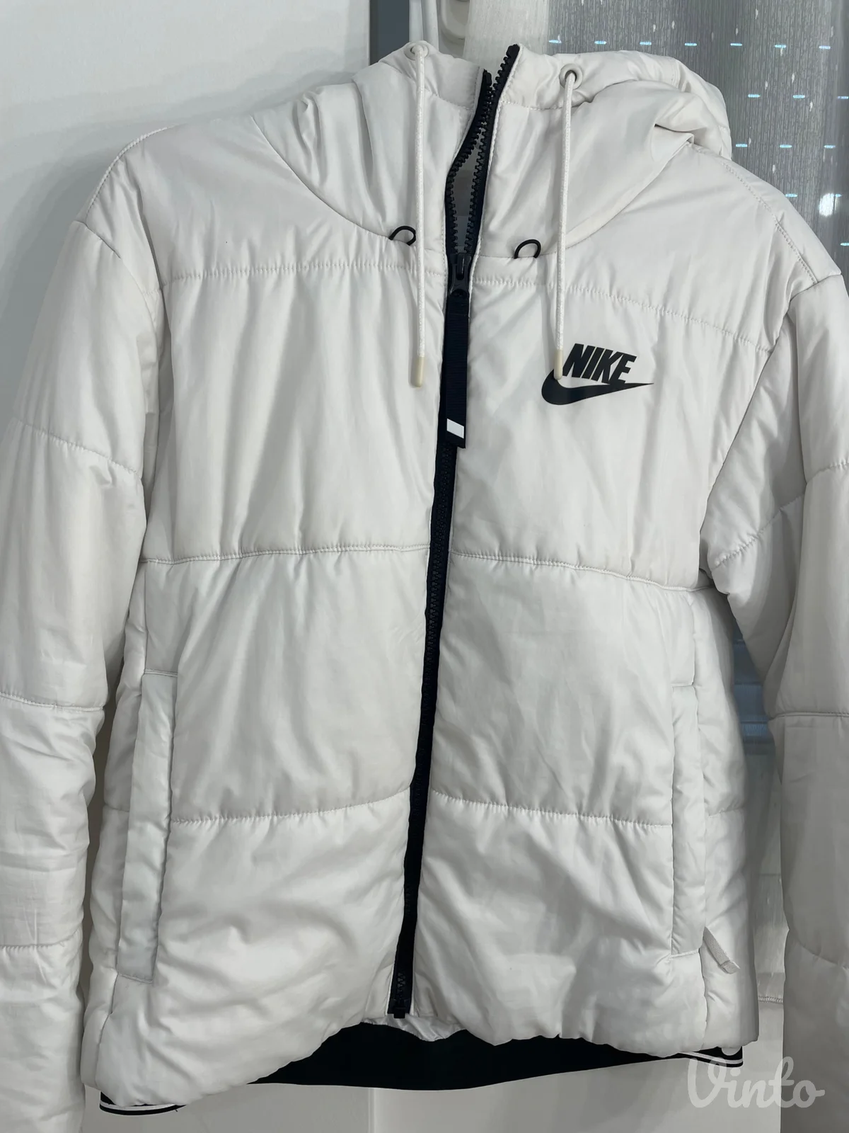 Nike bela jakna-original dobro očuvana
