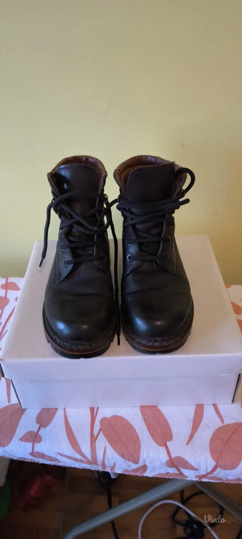 Roller kožne cipele broj 37