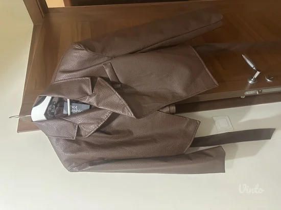 Nova jakna sa etiketom