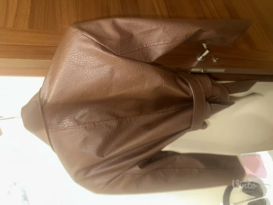 Nova jakna sa etiketom