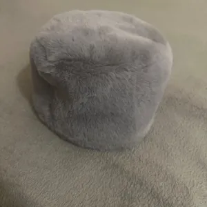 Siva šubara za glavu