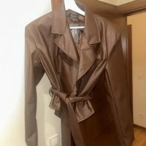 Nova jakna sa etiketom