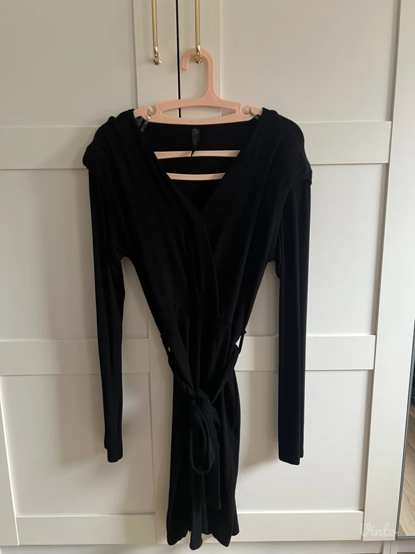 Crna haljina od pletiva