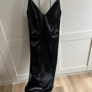 Crna “Blondy” satneska haljina