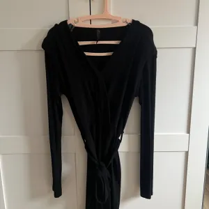 Crna haljina od pletiva