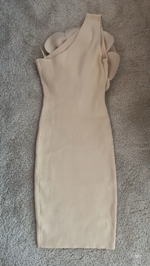 Elegantna bež haljina s velikim cvetnim detaljem