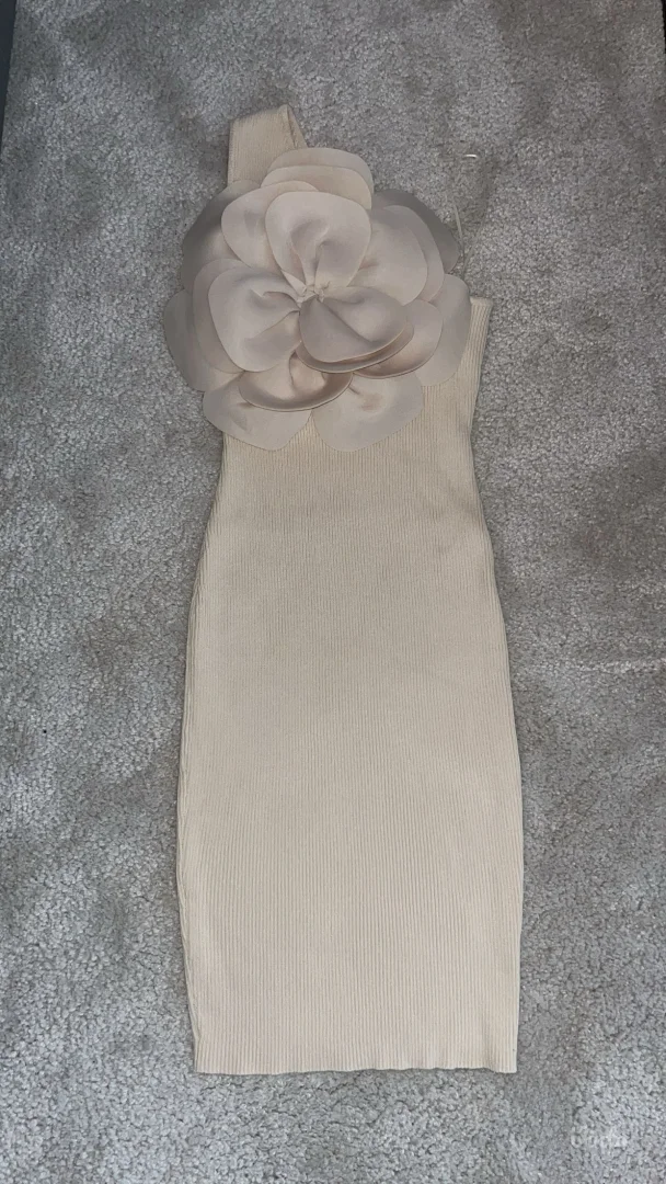 Elegantna bež haljina s velikim cvetnim detaljem