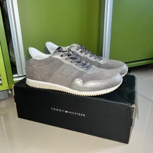 Tommy hilfiger srebrne patike