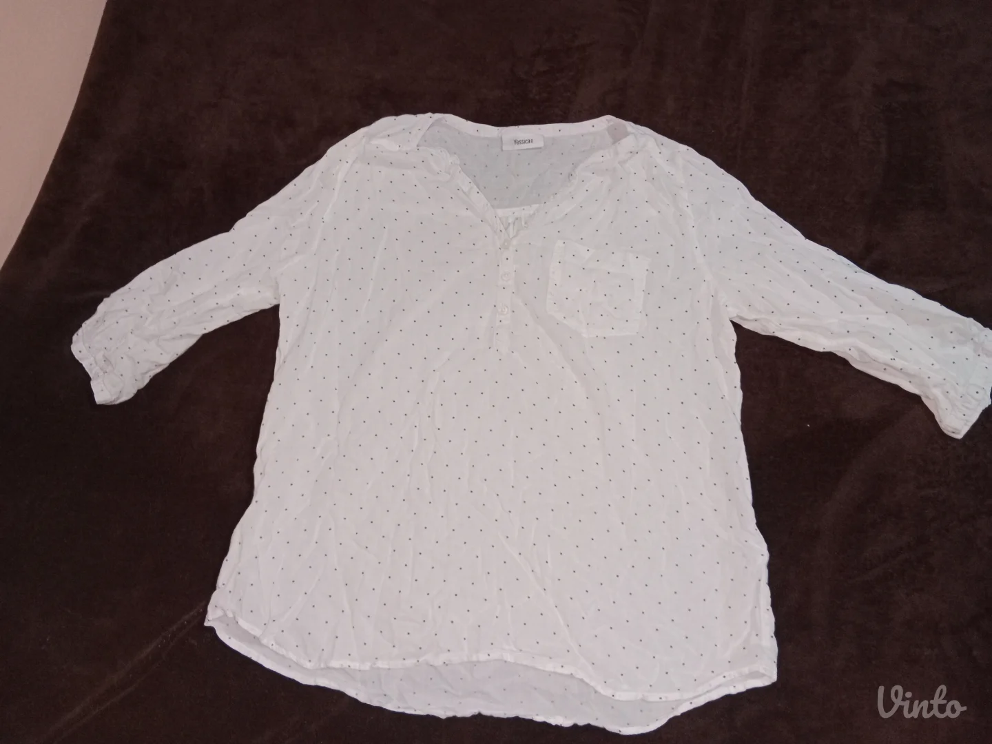 Bela košulja/bluza sa V izrazom