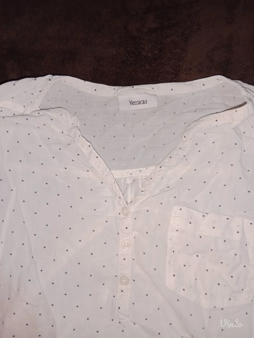 Bela košulja/bluza sa V izrazom