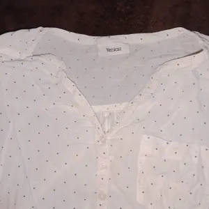 Bela košulja/bluza sa V izrazom