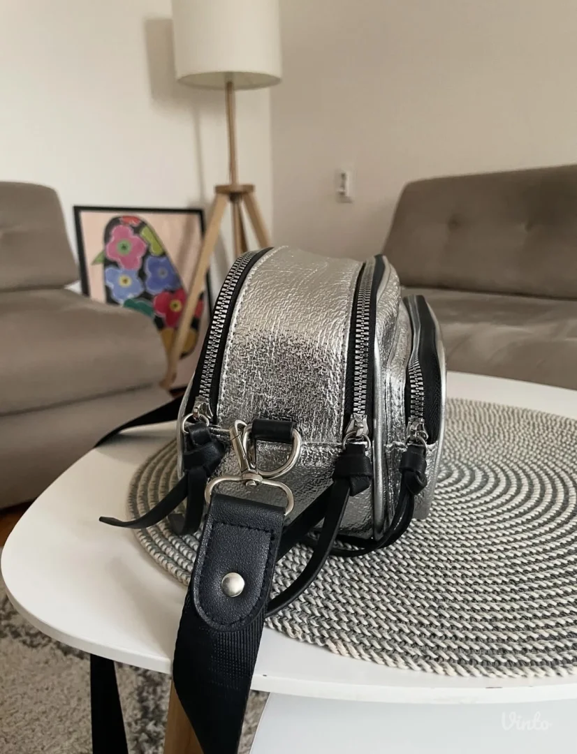 DOCA srebrna torbica