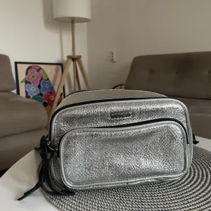 DOCA srebrna torbica