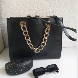 Burberry crne naočare i kožna Mango tašna