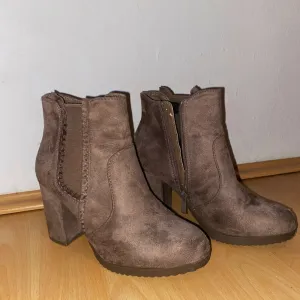 Kratke cizmice sa stiklom