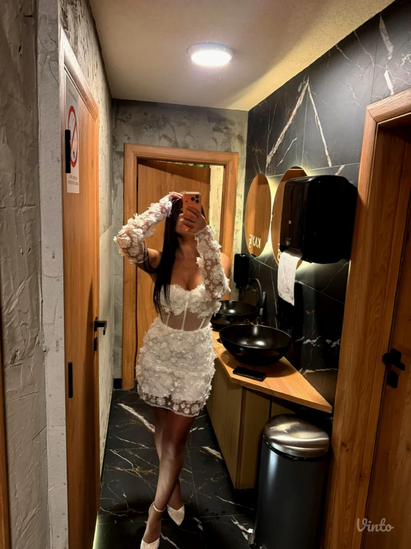 Bela svecana haljina