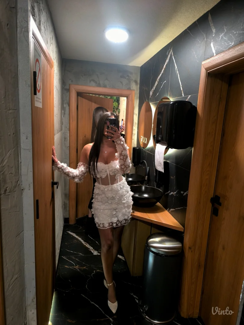 Bela svecana haljina