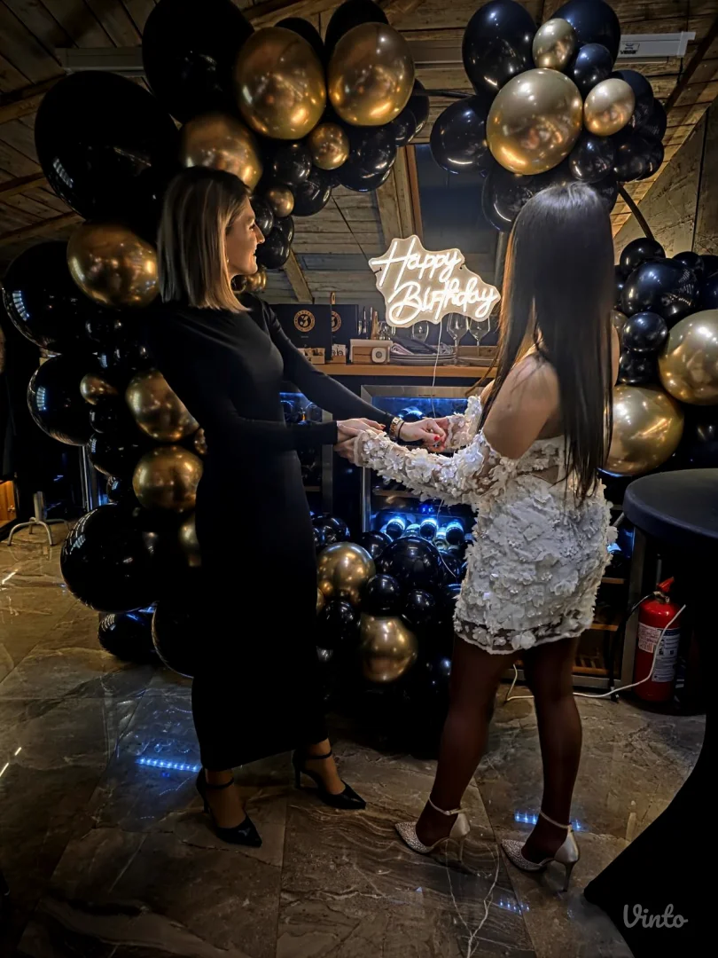 Bela svecana haljina