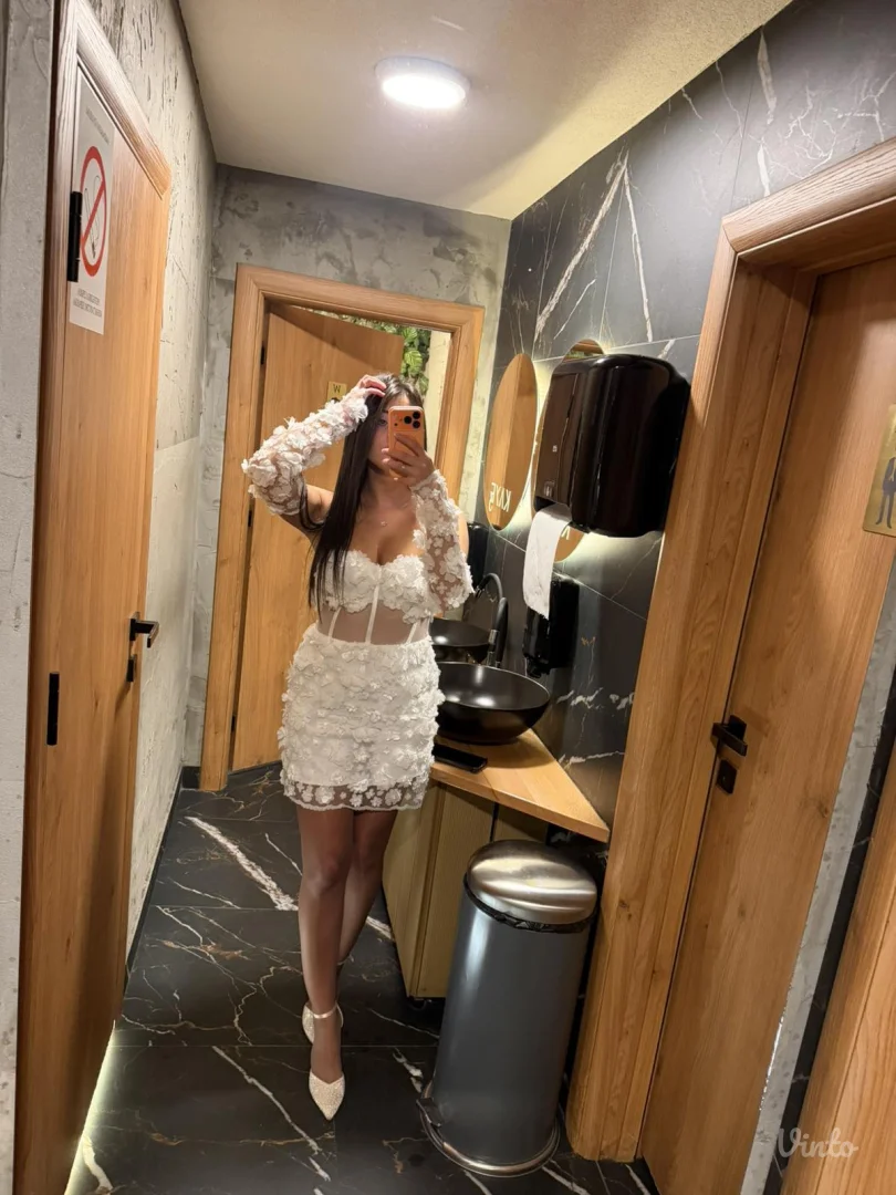 Bela svecana haljina