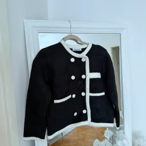 Crni dzemper Chanel stil Novo