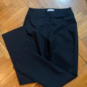 Elegantne crne pantalone