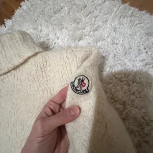 Moncler vunena rolka M 2900