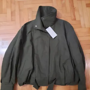 Zara jakna sa etiktom M