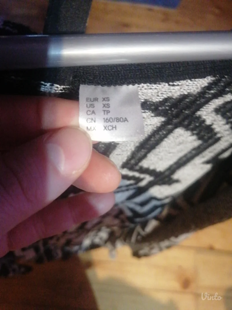 Ženski džemper s kapuljacom