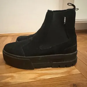 Ženske čizme Puma, vel. 40