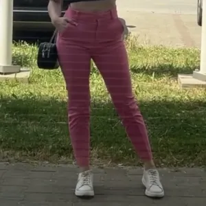 H&M roze pantalone vel. 34