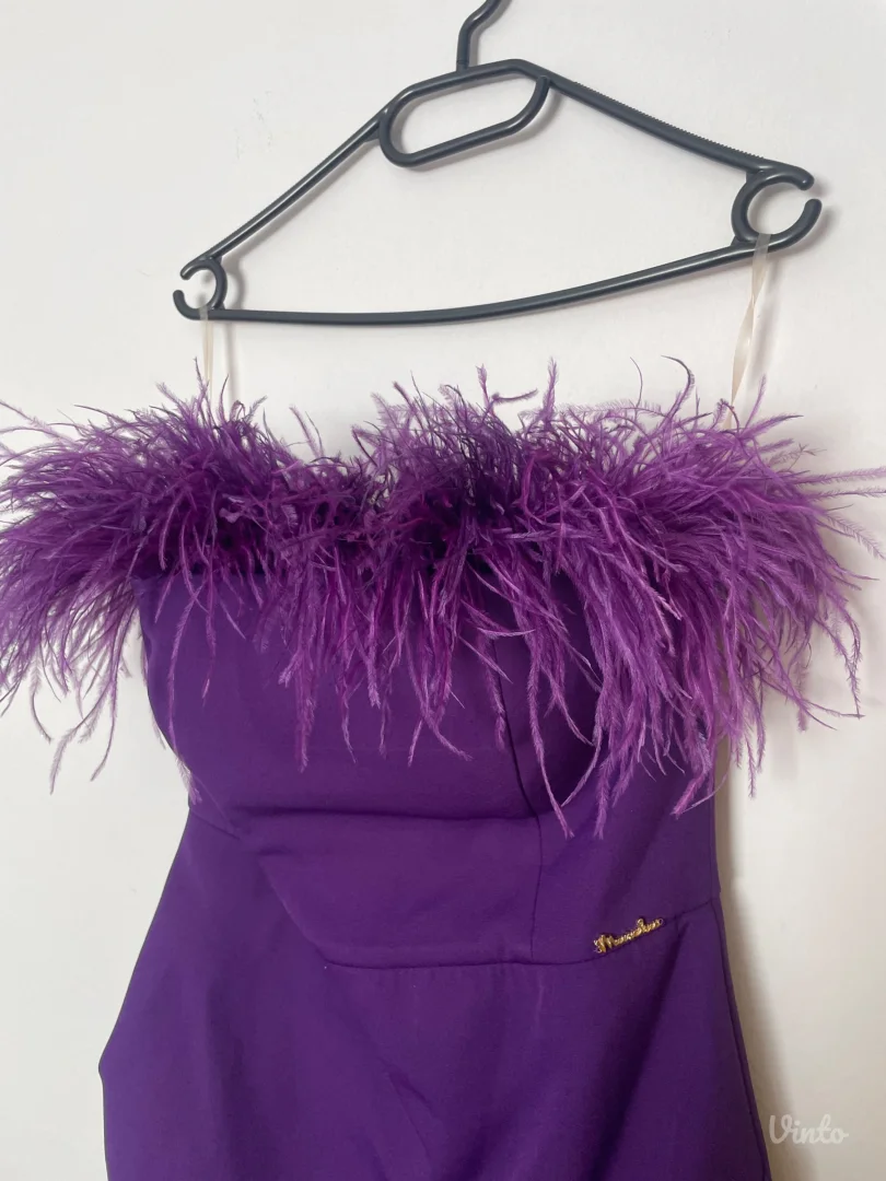 Ljubicasta haljina sa perjem