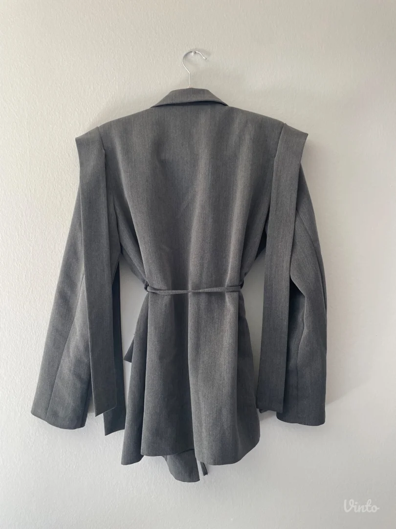 Sako sivi sa naramenicama