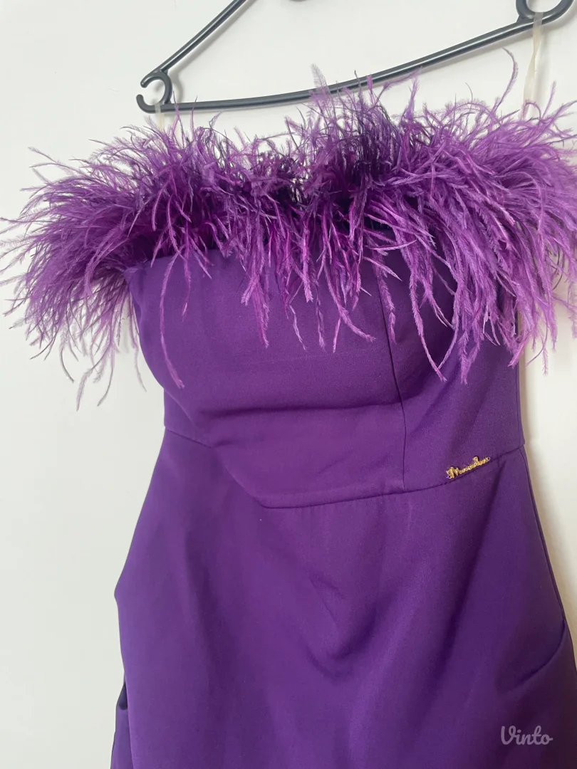 Ljubicasta haljina sa perjem