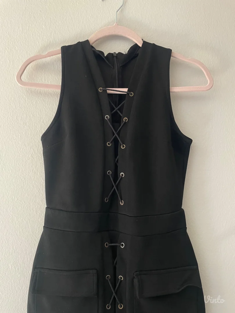 Crna haljina sa pertlom