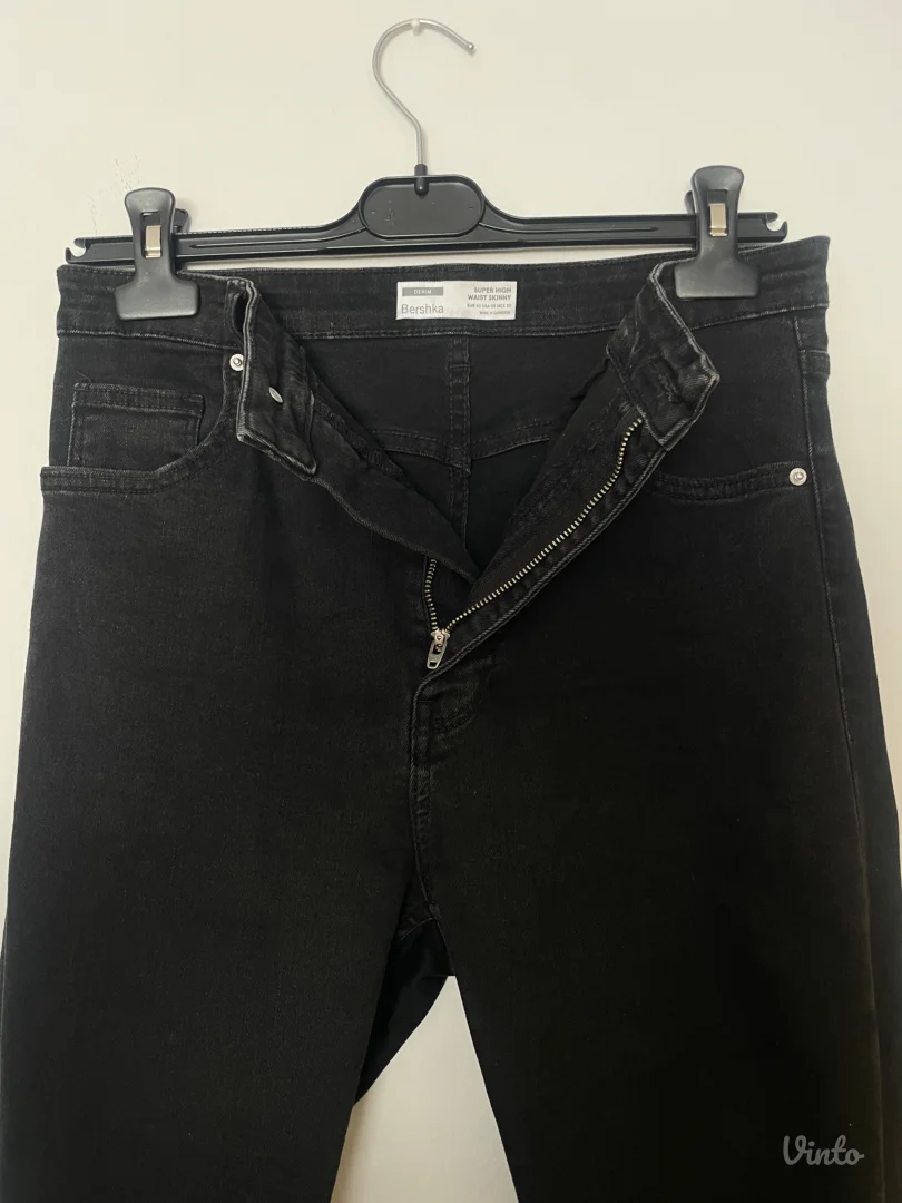 Bershka crne farmerke