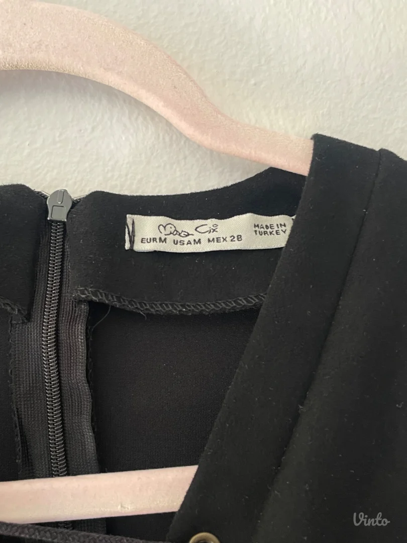 Crna haljina sa pertlom