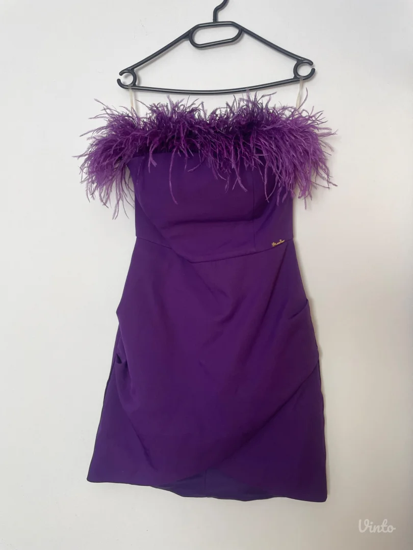 Ljubicasta haljina sa perjem