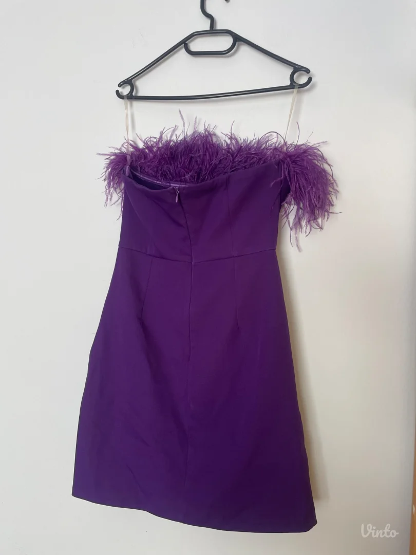 Ljubicasta haljina sa perjem