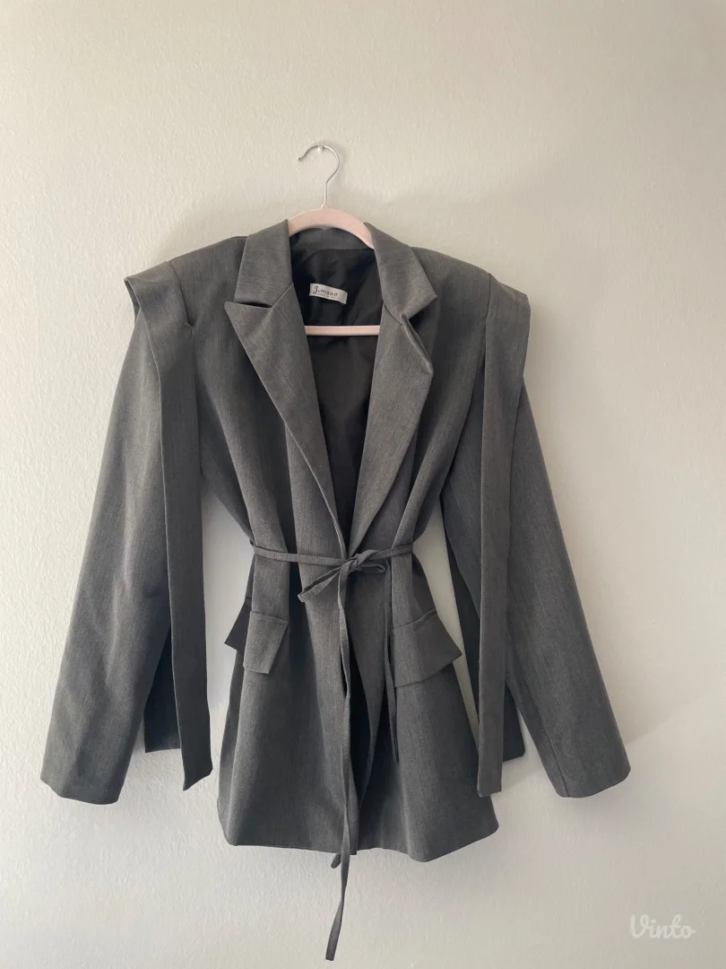 Sako sivi sa naramenicama