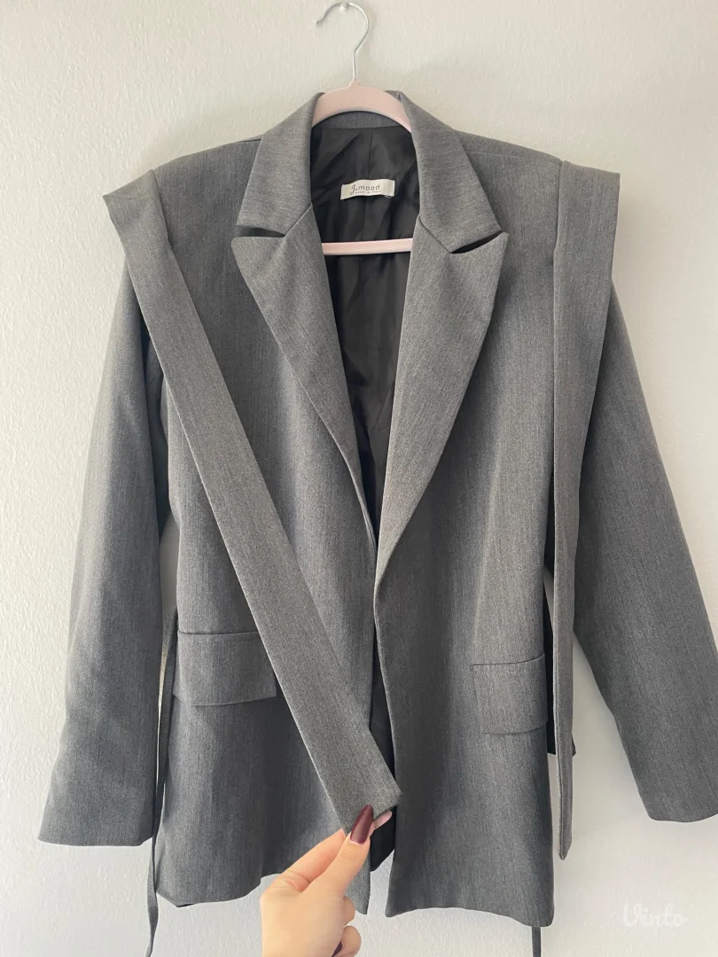 Sako sivi sa naramenicama