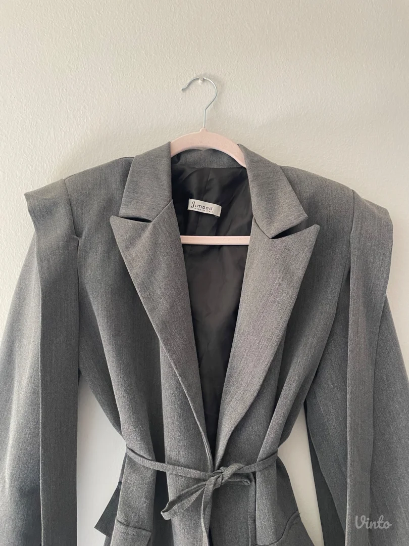 Sako sivi sa naramenicama